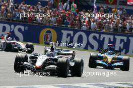 10.07.2005 Silverstone, England, Juan-Pablo Montoya, COL, Juan Pablo, West McLaren Mercedes, MP4-20, Action, Track leads Fernando Alonso, ESP, Mild Seven Renault F1 Team, R25, Action, Track - July, Formula 1 World Championship, Rd 11, British Grand Prix, Silverstone, England, Race