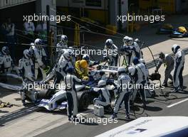 10.07.2005 Silverstone, England, PIT STOP of Mark Webber, AUS, BMW WilliamsF1 Team - July, Formula 1 World Championship, Rd 11, British Grand Prix, Silverstone, England, Race