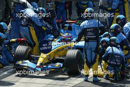 10.07.2005 Silverstone, England, Fernando Alonso, ESP, Mild Seven Renault F1 Team, R25, Action, Track pit stop - July, Formula 1 World Championship, Rd 11, British Grand Prix, Silverstone, England, Race
