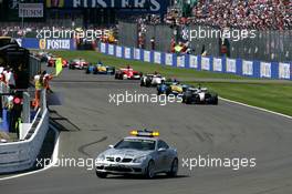 10.07.2005 Silverstone, England, The field behind the safety car with Juan-Pablo Montoya (COL), West McLaren Mercedes MP4-20, leading in front of Fernando Alonso (ESP), Mild Seven Renault F1 R25 and Jenson Button (GBR), Lucky Strike BAR Honda 007 - July, Formula 1 World Championship, Rd 11, British Grand Prix, Silverstone, England, Race