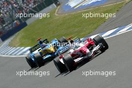 10.07.2005 Silverstone, England, Jarno Trulli, ITA, Toyota, Panasonic Toyota Racing leads Fernando Alonso, ESP, Renault F1 Team - July, Formula 1 World Championship, Rd 11, British Grand Prix, Silverstone, England, Race