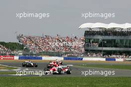 10.07.2005 Silverstone, England, Jarno Trulli, ITA, Toyota, Panasonic Toyota Racing, TF105, Action, Track - July, Formula 1 World Championship, Rd 11, British Grand Prix, Silverstone, England, Race