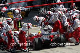 10.07.2005 Silverstone, England, PIT STOP of Ralf Schumacher, GER, Panasonic Toyota Racing - July, Formula 1 World Championship, Rd 11, British Grand Prix, Silverstone, England, Race