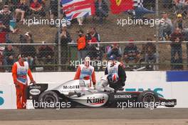 09.07.2005 Silverstone, England, Kimi Raikkonen, FIN, Räikkönen, McLaren Mercedes stops on the circuit - July, Formula 1 World Championship, Rd 11, British Grand Prix, Silverstone, England, Practice