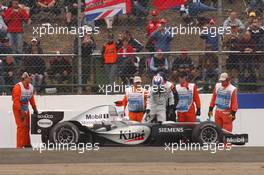 09.07.2005 Silverstone, England, Kimi Raikkonen, FIN, Räikkönen, McLaren Mercedes stops on the circuit - July, Formula 1 World Championship, Rd 11, British Grand Prix, Silverstone, England, Practice