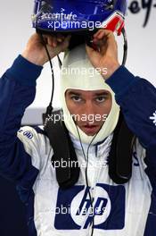 09.07.2005 Silverstone, England, Mark Webber, AUS, BMW WilliamsF1 Team, FW27, Pitlane, Box, Garage - July, Formula 1 World Championship, Rd 11, British Grand Prix, Silverstone, England, Practice