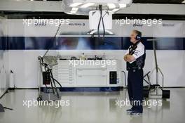 09.07.2005 Silverstone, England, Patrick Head (GBR), Director of Engineering Williams F1 Team, alone in the Williams pitbox - July, Formula 1 World Championship, Rd 11, British Grand Prix, Silverstone, England, Qualifying
