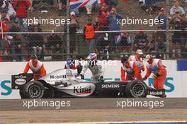 09.07.2005 Silverstone, England, Kimi Raikkonen, FIN, Räikkönen, McLaren Mercedes stops on the circuit - July, Formula 1 World Championship, Rd 11, British Grand Prix, Silverstone, England, Practice