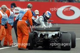 09.07.2005 Silverstone, England, Kimi Raikkonen, FIN, Räikkönen, McLaren Mercedes stops on the circuit - July, Formula 1 World Championship, Rd 11, British Grand Prix, Silverstone, England, Practice