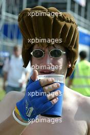 09.07.2005 Silverstone, England, An innovative glove makes the drinking easier for the fans - July, Formula 1 World Championship, Rd 11, British Grand Prix, Silverstone, England