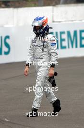 09.07.2005 Silverstone, England, Kimi Raikkonen, FIN, Räikkönen, McLaren Mercedes stops on the circuit - July, Formula 1 World Championship, Rd 11, British Grand Prix, Silverstone, England, Practice