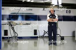 09.07.2005 Silverstone, England, Patrick Head (GBR), Director of Engineering Williams F1 Team, alone in the Williams pitbox - July, Formula 1 World Championship, Rd 11, British Grand Prix, Silverstone, England, Qualifying