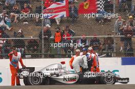 09.07.2005 Silverstone, England, Kimi Raikkonen, FIN, Räikkönen, McLaren Mercedes stops on the circuit - July, Formula 1 World Championship, Rd 11, British Grand Prix, Silverstone, England, Practice