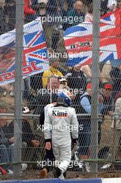 09.07.2005 Silverstone, England, Kimi Raikkonen, FIN, Räikkönen, McLaren Mercedes stops on the circuit - July, Formula 1 World Championship, Rd 11, British Grand Prix, Silverstone, England, Practice