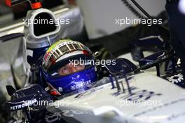 09.07.2005 Silverstone, England, Mark Webber (AUS), BMW Williams F1 Team, Portrait, looking up at the timing monitor - July, Formula 1 World Championship, Rd 11, British Grand Prix, Silverstone, England, Qualifying