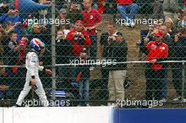 09.07.2005 Silverstone, England, Kimi Raikkonen, FIN, Räikkönen, McLaren Mercedes stops on the circuit - July, Formula 1 World Championship, Rd 11, British Grand Prix, Silverstone, England, Practice