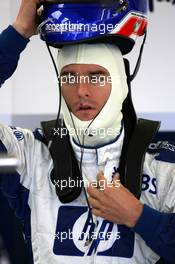 09.07.2005 Silverstone, England, Mark Webber, AUS, BMW WilliamsF1 Team, FW27, Pitlane, Box, Garage - July, Formula 1 World Championship, Rd 11, British Grand Prix, Silverstone, England, Practice