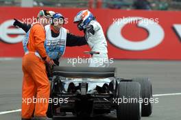 09.07.2005 Silverstone, England, Kimi Raikkonen, FIN, Räikkönen, McLaren Mercedes stops on the circuit - July, Formula 1 World Championship, Rd 11, British Grand Prix, Silverstone, England, Practice