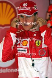 09.07.2005 Silverstone, England, Michael Schumacher, GER, Scuderia Ferrari Marlboro, F2005, Pitlane, Box, Garage - July, Formula 1 World Championship, Rd 11, British Grand Prix, Silverstone, England