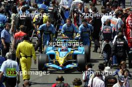 10.07.2005 Silverstone, England, Grid - Fernando Alonso, ESP, Renault F1 Team - July, Formula 1 World Championship, Rd 11, British Grand Prix, Silverstone, England