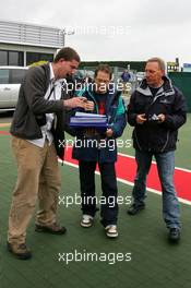 07.07.2005 Silverstone, England Jacques Villeneuve (CAN), Sauber Petronas, Portrait, signing autographs while arriving at the circuit - July, Formula 1 World Championship, Rd 11, British Grand Prix, Silverstone, England
