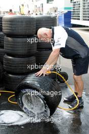 29.07.2005 Hungaroring, Hungary, Mechanic cleaning the tyres - July, Formula 1 World Championship, Rd 13, Hungarian Grand Prix, Budapest, Hungary, HUN