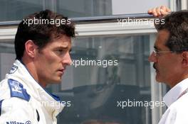 29.07.2005 Hungaroring, Hungary, Mark Webber, AUS, BMW WilliamsF1 Team, talking to Mario Theissen, Dr., GER, BMW Motorsport Director  - July, Formula 1 World Championship, Rd 13, Hungarian Grand Prix, Budapest, Hungary, HUN, Practice