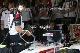 29.07.2005 Hungaroring, Hungary, A BAR mechanic holds up a cooling fan for Takuma Sato (JPN), Lucky Strike BAR Honda, in the pitbox - July, Formula 1 World Championship, Rd 13, Hungarian Grand Prix, Budapest, Hungary, HUN, Practice