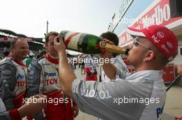 31.07.2005 Hungaroring, Hungary, Toyota mechanics enjoying the champaign thanks to the 3rd place of Ralf Schumacher (GER), Panasonic Toyota Racing - July, Formula 1 World Championship, Rd 13, Hungarian Grand Prix, Budapest, Hungary, HUN, Podium