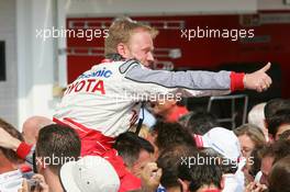 31.07.2005 Hungaroring, Hungary, Toyota mechanics celebrating the 3rd place of Ralf Schumacher (GER), Panasonic Toyota Racing - July, Formula 1 World Championship, Rd 13, Hungarian Grand Prix, Budapest, Hungary, HUN, Podium