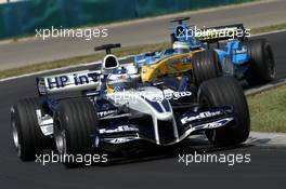 31.07.2005 Hungaroring, Hungary, Nick Heidfeld (GER), BMW Williams F1 FW27, leads Giancarlo Fisichella (ITA), Mild Seven Renault F1 R25 - July, Formula 1 World Championship, Rd 13, Hungarian Grand Prix, Budapest, Hungary, HUN, Race