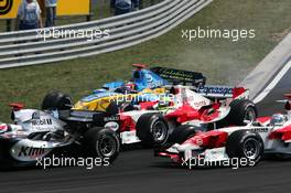 31.07.2005 Hungaroring, Hungary, Fernando Alonso (ESP), Mild Seven Renault F1 R25, on the gras while trying to overtake Ralf Schumacher (GER), Panasonic Toyota Racing TF105, at the first corner - July, Formula 1 World Championship, Rd 13, Hungarian Grand Prix, Budapest, Hungary, HUN, Race