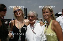 31.07.2005 Hungaroring, Hungary, Bernie Ecclestone, GBR with girls - July, Formula 1 World Championship, Rd 13, Hungarian Grand Prix, Budapest, Hungary, HUN, Grid