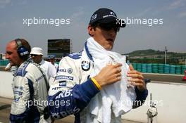 31.07.2005 Hungaroring, Hungary, Mark Webber (AUS), BMW Williams F1 Team, Portrait, wrapped in a cold water drained tower to keep cool - July, Formula 1 World Championship, Rd 13, Hungarian Grand Prix, Budapest, Hungary, HUN, Grid