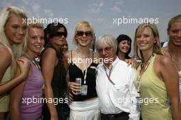 31.07.2005 Hungaroring, Hungary, Bernie Ecclestone, GBR with girls - July, Formula 1 World Championship, Rd 13, Hungarian Grand Prix, Budapest, Hungary, HUN, Grid