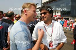 31.07.2005 Hungaroring, Hungary, Mika Häkkinen (FIN), talking with Pasquale Lattuneddu (ITA), Chief Operations FOM - July, Formula 1 World Championship, Rd 13, Hungarian Grand Prix, Budapest, Hungary, HUN, Grid