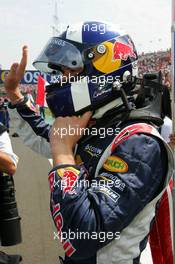 31.07.2005 Hungaroring, Hungary, David Coulthard (GBR), Red Bull Racing, Portrait, waving - July, Formula 1 World Championship, Rd 13, Hungarian Grand Prix, Budapest, Hungary, HUN, Grid
