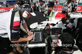 31.07.2005 Hungaroring, Hungary, Final checks are made on computers - July, Formula 1 World Championship, Rd 13, Hungarian Grand Prix, Budapest, Hungary, HUN, Grid