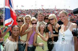 31.07.2005 Hungaroring, Hungary, David Coulthard (GBR), Red Bull Racing, Portrait, with the Red Bull Formula Unas girls - July, Formula 1 World Championship, Rd 13, Hungarian Grand Prix, Budapest, Hungary, HUN, Grid
