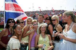31.07.2005 Hungaroring, Hungary, David Coulthard (GBR), Red Bull Racing, Portrait, with the Red Bull Formula Unas girls - July, Formula 1 World Championship, Rd 13, Hungarian Grand Prix, Budapest, Hungary, HUN, Grid
