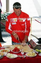 28.07.2005 Hungaroring, Hungary, Michael Schumacher, GER, Ferrari cooking food at a Vonefone Event - Intercontinental Hotel, July, Formula 1 World Championship, Rd 13, Hungarian Grand Prix, Budapest, Hungary, HUN
