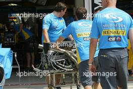28.07.2005 Hungaroring, Hungary, Renault mechanics roll a complete engine unit into the pitbox - July, Formula 1 World Championship, Rd 13, Hungarian Grand Prix, Budapest, Hungary, HUN