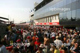 28.07.2005 Hungaroring, Hungary, Pitlane filled with people during the pitlane - July, Formula 1 World Championship, Rd 13, Hungarian Grand Prix, Budapest, Hungary, HUN