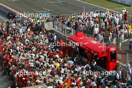 28.07.2005 Hungaroring, Hungary, Pitlane filled with people during the pitwalk - July, Formula 1 World Championship, Rd 13, Hungarian Grand Prix, Budapest, Hungary, HUN