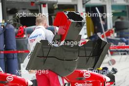 28.07.2005 Hungaroring, Hungary, Toyota mechanic with a front wing - July, Formula 1 World Championship, Rd 13, Hungarian Grand Prix, Budapest, Hungary, HUN