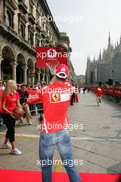 01.09.2005 Monza, Italy, "Vodafone Race" event Michael Schumacher, GER, Ferrari, playing basketball, Milan - September, Formula 1 World Championship, Rd 15, Italian Grand Prix