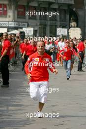 01.09.2005 Monza, Italy, "Vodafone Race" event Rubens Barrichello, BRA, Ferrari beating Michael Schumacher, GER, Ferrari in a running race, Milan - September, Formula 1 World Championship, Rd 15, Italian Grand Prix