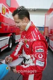 10.02.2005 Jerez, Spain, Michael Schumacher, GER, Ferrari signs an autograph - Formula 1 Testing, Thursday, Febuary, Formula 1, Jerez, Spain