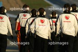 16.12.2005 Jerez, Spain,  The Honda Racing F1 Team, walk to the pit exit where Anthony Davidson (GBR), has stopped - Formula One Testing, Jerez de la Frontera
