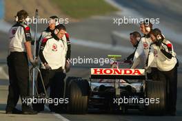 16.12.2005 Jerez, Spain,  Anthony Davidson (GBR), Honda Racing F1 Team, and team walk back to the pits after stopping at the pitlane exit - Formula One Testing, Jerez de la Frontera